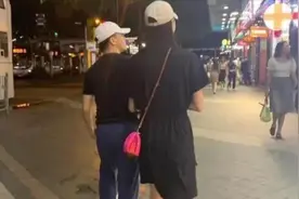 何猷君奚梦瑶街头背影照身高引热议，网友猜测：最多165cm视频封面
