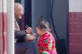 老爷爷门口吃饭，萌娃眼巴巴看着直流口水，喂饭一幕太可爱视频封面