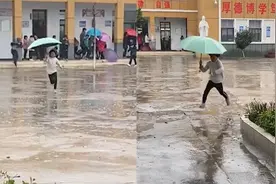 暖心！女生发现老师顶雨去上课，打伞飞奔而来视频封面