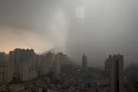 女子住高层拍下暴雨冰雹来袭全过程：乌云快速移动 瞬间遮天蔽日视频封面