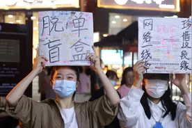 俩美女街头摆摊当红娘，介绍对象仅收一块钱，场面相当火爆视频封面