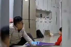 女娃儿连喊几声爸爸没有回应，接下来的一句话让人措不及防视频封面