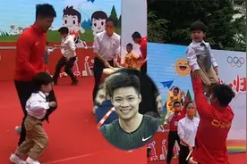 苏炳添参加儿子幼儿园亲子活动，与儿子一起跑步还举高高好温馨视频封面