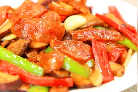 厨师长教你农家香菇炒腊肠做法，不焯水不油炸，简单省事味道美视频封面