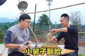 明二锅嫌弃媳妇是黄脸婆，买了化妆品又说贵，小舅子立马翻脸视频封面