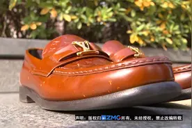 【1818黄金眼】八千多“LV”鞋出现斑点   原因是“不明液体”？视频封面