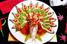 年夜饭蒸鱼时，豉油和热油是一起放还是分开放？这样做又香又嫩视频封面