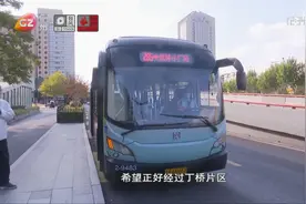 杭州：暖心！公交车成了残疾小女孩上下学的“爱心专车”视频封面