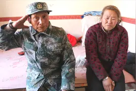 农村68岁退伍老兵重新穿上军装，一下精神不少，直言：还是好人多视频封面