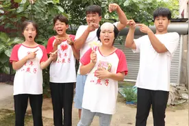 调皮的容儿每天偷吃棒棒糖，没想早晨起来头上长满糖，这下麻烦了视频封面
