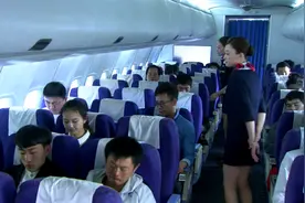 日子：空姐被乘客刁难，怎料她老公就在飞机上，当场给媳妇撑腰视频封面