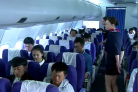 日子：空姐被乘客刁难，怎料她老公就在飞机上，当场给媳妇撑腰视频封面