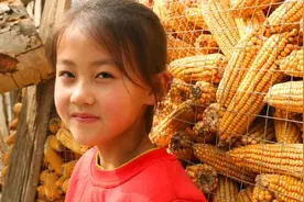 微笑女孩火了！背后还有这些故事视频封面