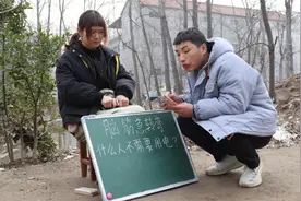 脑筋急转弯：什么人不需要用电？没想听完小伙的答案，依旧很懵！视频封面