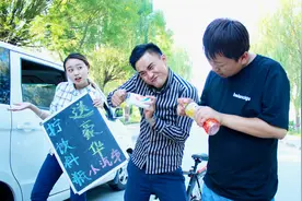美女用520胶水粘饮料瓶盖，谁能拧开奖励小汽车，太有趣了视频封面