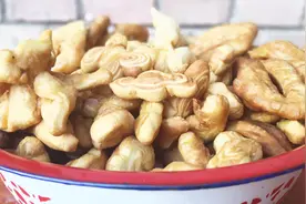 天南地北年夜饭：农村姑娘教你家常炸油果子麻花，颜色好看还好吃视频封面