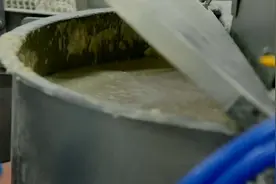 包裹鳕鱼条的面衣糊糊调制有难度！亲自体验和捣乱区别不大！