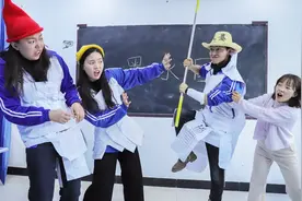 短剧：老师让学生用试卷做校服，学渣做出一套孙悟空衣服，真有才视频封面