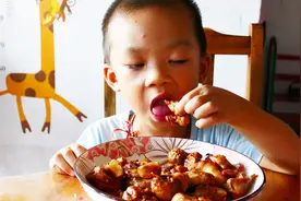 番茄汁跟鸡腿的绝妙搭配，美味酱烤鸡腿肉，嫩滑甜口，孩子超爱吃