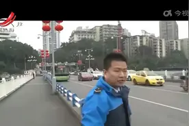 重庆：看到桥上出现这样一幕 公交司机紧急停车施救视频封面