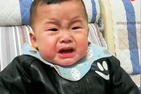 宝宝第一次吃辣椒，瞬间被辣味呛到满脸通红，下一秒反应令人心疼视频封面