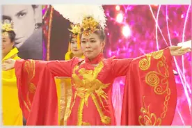 美哭了！广场舞大妈汉服秀《风中采莲》，展示不一样的走秀魅力！视频封面