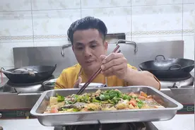 亚洲鲤鱼美国泛滥成灾，中国大叔在家，烹饪美味佳肴吃得津津有味视频封面