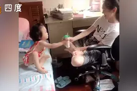 操碎心！2岁妹妹监督14岁姐姐学习 宁可忍痛放弃爱喝的牛奶视频封面