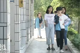 初二女学生被八个男同学围殴，是校园暴力还是嬉戏打闹？视频封面