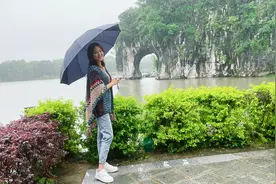 狒狒冒着暴雨来到桂林象山，暴雨天象山景区依旧好多游人，门票55视频封面