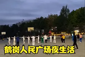 大爷大妈的夜生活跳广场舞，人老心不老，羡慕这样的生活视频封面