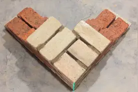二四墙转角怎么砌？三顺一丁排砖砌法，瓦工砌墙视频！视频封面
