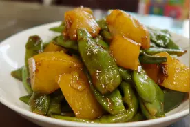 東北地道家常菜，油豆角燉土豆的家常做法，簡直不要太香了视频封面
