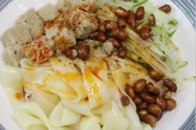 凉皮要想好吃，料水是关键，红油是灵魂，蒜水必不可少，配方来了视频封面