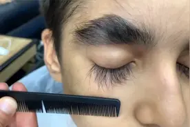 国外一男孩浓眉长睫需用发梳修剪，网友感叹：分一半就好视频封面
