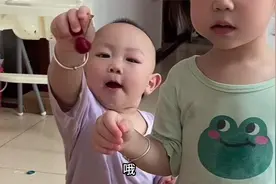 一岁的豆包学姐姐拿樱桃给爸爸吃，看小沈不要还生气，奶凶奶凶的视频封面