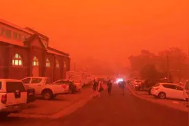 世界末日既视感！澳大利亚惊现血色天空 超4000人等待跳海避难视频封面