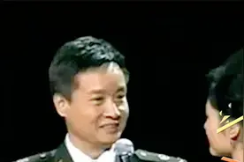 阎维文一身军装霸气出场，周涛亲切直呼：阎将军！军衔惊人的明星视频封面