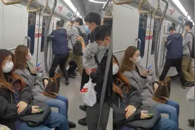 上海地铁2男子争抢车厢门前站位，视频拍摄者：没见过抢站位的视频封面