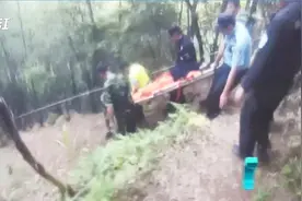 女子登山扭伤脚 民警消防医护人员合力抬担架帮其脱险视频封面