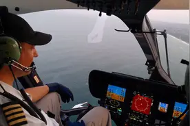 飞机在万米高空飞行，空中又没有参照物，它是怎么辨别方向的？视频封面