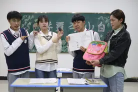 可乐考试全班唯一的100分，老师火冒三丈惩罚他，到底怎么回事？视频封面