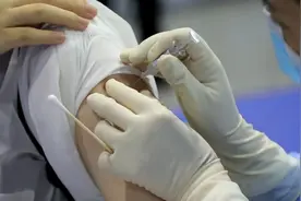 深圳康泰生物新冠疫苗率先开打“第四针”，市民排长龙接种视频封面
