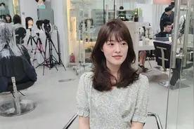 女生嫌弃自己头大脸长 想靠剪发让脸小一半 改造后好美太有气质了视频封面