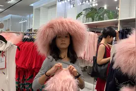 台湾小妹第一次来北京旅游，三里屯购买换季衣物，穿上看着可爱吗视频封面