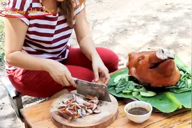 缅甸美女卤猪头肉吃，这猪耳朵嘎嘣脆，嘎嘎香视频封面