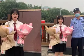 大学女生校门口拍照留念，保安大叔突然闯入，下一幕太可爱了视频封面