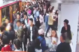 变态男子地铁上猥亵两名女子，结果被逮个正着，拘留7天！视频封面