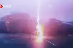 广西一辆暴雨中行驶的电动车遭遇雷电劈下，应声倒地