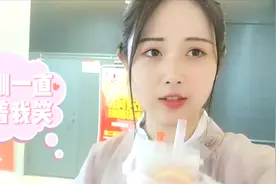 妹子穿男士汉服逛街被美女撩，太帅非要送奶茶，看好你们的女朋友视频封面